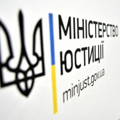 Сломанные компьютеры с пиктограммами кибератак