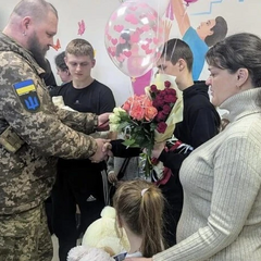 Зображення молодої жінки з щасливою сім'єю