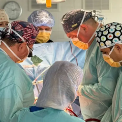 Хірурги виконують операцію жінці