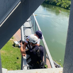 Рятувальники знімають чоловіка з мосту