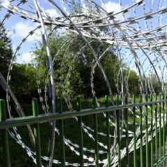 Новый забор на границе с Россией