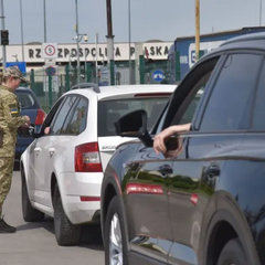 Молодые мужчины подросткового возраста путешествуют за границу