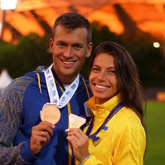 Легкоатлетка тримає у руках біженця