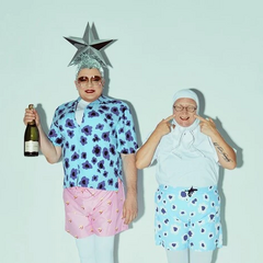 Вєрка Сердючка підносить торти на тлі світла