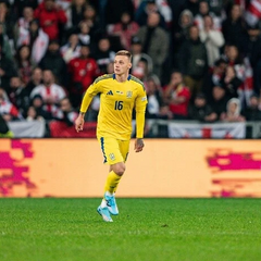 Игрок сборной Украины на фоне футбольного поля