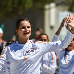 Дочь защитника аэропорта отвечает гимнастке