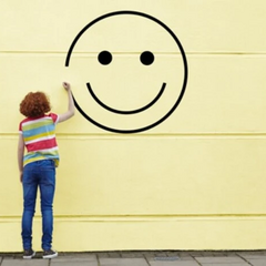 Группа людей улыбается и радуется