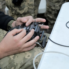 Українські військові збивають дрони