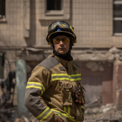 Rescuer helps the victims in Kyiv