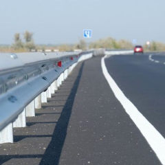 Машина на ремонтованій дорозі Укравтодор