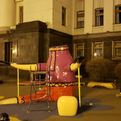 Скандальный петух без головы у Офісу президента