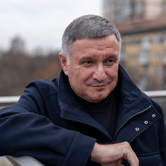 Фото горіхів з назвою 'Золоті горішки' на фоні засніжених Закарпатських краєвидів.