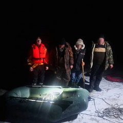 Троє рибалок на крижині річки Дніпро