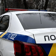 Підлітки знімають чоловіка, що тоне
