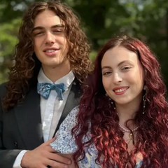 20-річна донька в білому весільному сукні