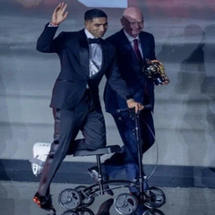 Хакімі радіє з отриманою нагородою