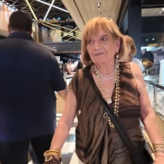 101-річна власниця ювелірного бізнесу працює в ювелірному магазині