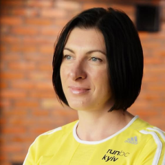 Ірина Лищинська на тлі олімпійських коліс