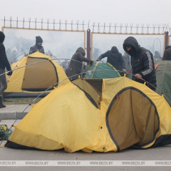 Беженцы лагерем у приграничного переходу Польши