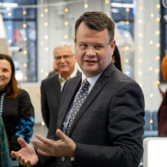 Платье помощницы экс-заместителя министра образования продано за $1000