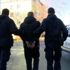 Молода жінка тримає в паскихах моторолер