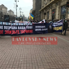 Колона мітингувальників йде до Кабміну