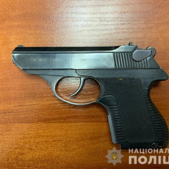 Фото затримання підозрюваного у вистрілі під час конфлікту через маску