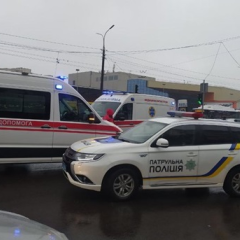 Машина въехала в толпу на пешеходном переходе