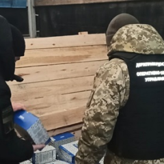 Українські пограничники перевіряють товари з РФ