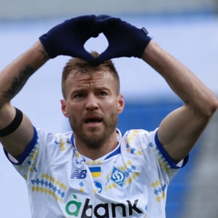 Ярмоленко с двумя болельщиками на фото