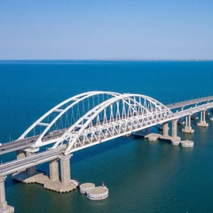 Автомобілі в очікуванні на Кримському мосту