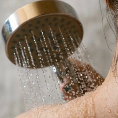 Жінка показує мильницю і рукавичку