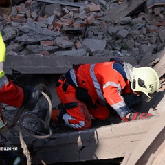 Спасатели деблокируют тело из-под завалов