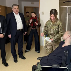 Голова Нацбанку передає картку ветеранові