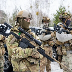 Молодые парни в военной форме