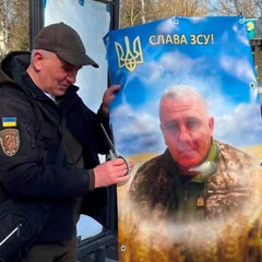 Военный позирует возле Аллеи без вести