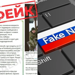 Жінка демонструє плакат з написом 