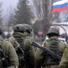 Російський військовий блокує дорогу на фронті