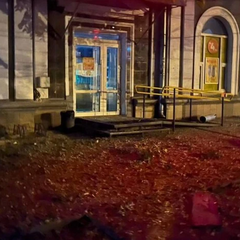 Безпілотник уражає будівлю в Сумах