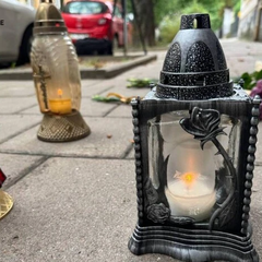 Львів. Лампадки та квіти на місці вбивства Парубія.