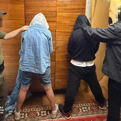 Молоде подружжя з пістолетом у руках