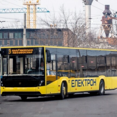 Підлітки з феєрверками на даху маршрутки