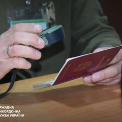 Мужчина изображен с виртуальными детьми