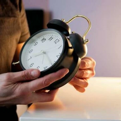 Ілюстрація до новини, зображення поточного часу в Україні вночі