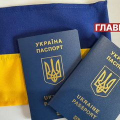 Мужчина оформляет украинский паспорт за границей