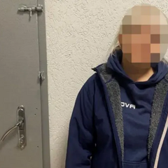 Вчителька допомагає чоловікам втекти за кордон