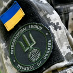 Іноземець слухає українську пісню про війну