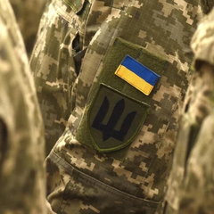 Военный получает взятку в гривнах