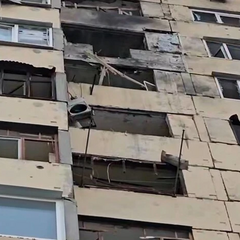 Российский дрон атакует многоэтажку