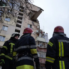 Спасатели оказывают помощь раненым при взрыве